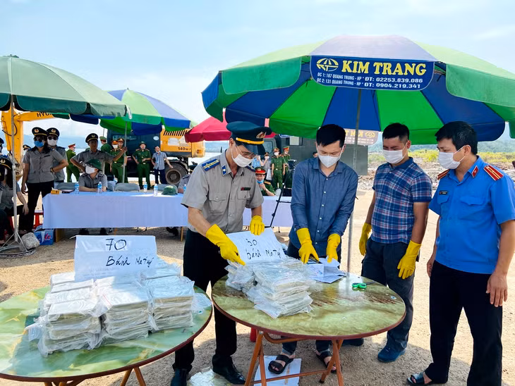 Lực lượng chức năng kiểm tra niêm phong và kiểm đếm vật chứng tại chỗ trước khi tiêu hủy.
