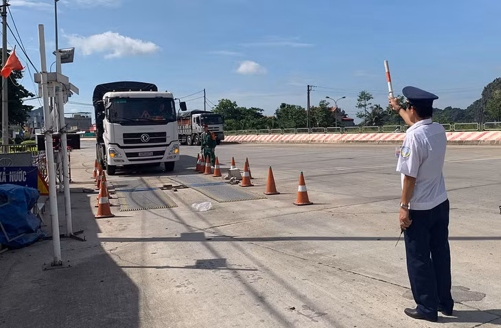 Cán bộ Trạm kiểm soát tải trọng đặt tại Trạm soát vé BOT Đại Dương đoạn quốc lộ 18 
