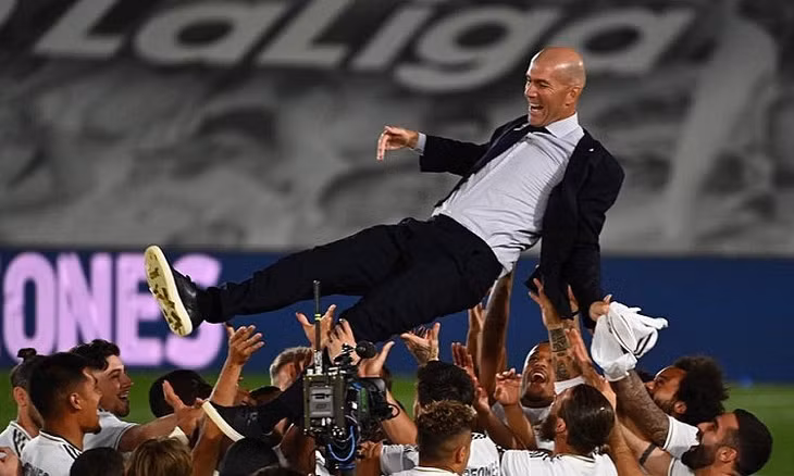 Zidane được cầu thủ công kênh sau khi vô địch La Liga. Ảnh: AFP.