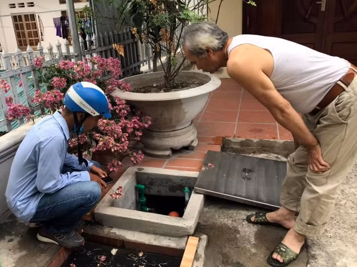 Công nhân Xí nghiệp Bãi Cháy kiểm tra việc cung cấp nước cho các hộ dân trên địa bàn phường Bãi Cháy (TP Hạ Long).