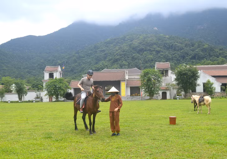 Du khách trải nghiệm hoạt động cưỡi ngựa tại khu nghỉ dưỡng Legacy Yên Tử (TP Uông Bí).