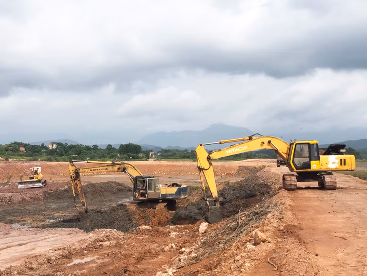 Các nhà thầu thi công tuyến cao tốc Vân Đồn - Móng Cái tập trung máy móc, nhân lực đẩy nhanh tiến độ dự án.
