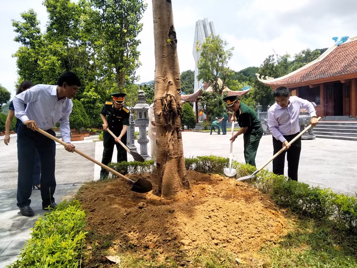 Đồng chí Chủ tịch UBND tỉnh trồng cây lưu niệm tại Đài tưởng niệm Liệt sỹ Pò Hèn.