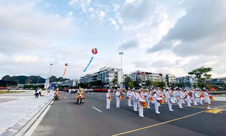 Ngay sau lễ khai mạc, trên 2.000 người đã tham gia chạy tập thể.