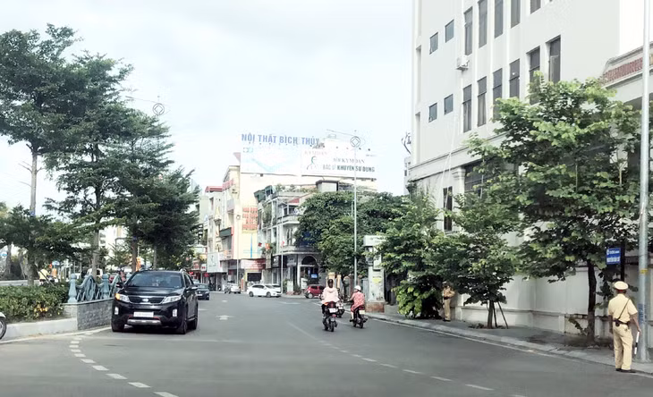 ...Nhưng nhiều phương tiện vẫn vi phạm đi thẳng.