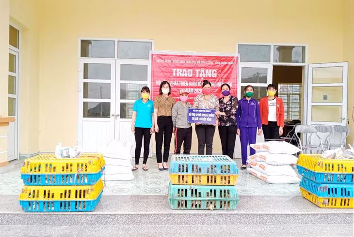 Hội LHPN TP Uông Bí trao hỗ trợ cho các gia đình hội viên phụ nữ có hoàn cảnh khó khăn tại xã Vô Ngại, huyện Bình Liêu