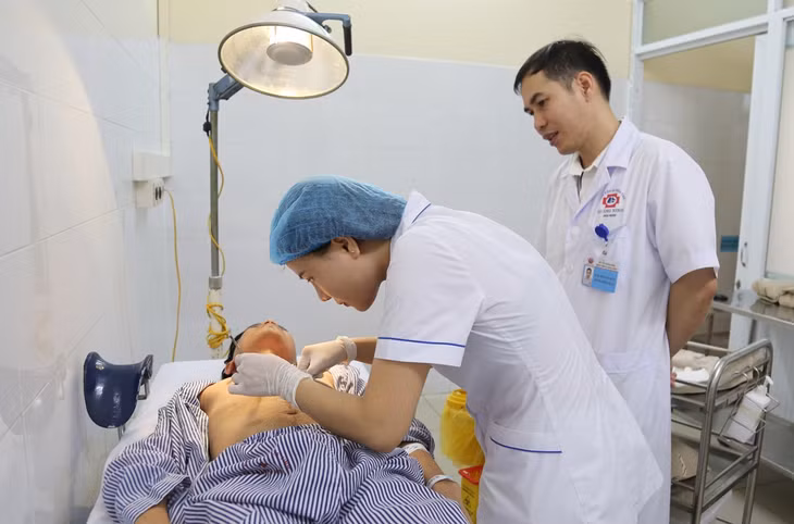 Bệnh nhận được nhân viên y tế Bệnh viện Đa khoa tỉnh chăm sóc y tế.