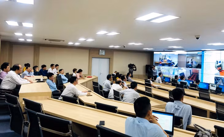 Bộ trưởng, Chủ nhiệm Văn phòng Chính phủ Mai Tiến Dũng trò chuyện với cán bộ Trung tâm PVHCC tỉnh