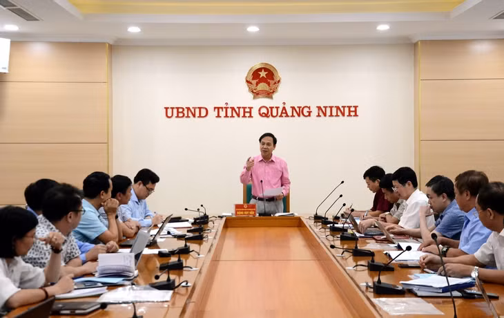 Đồng chí Đặng Huy Hậu, Phó Chủ tịch Thường trực UBND tỉnh, đại diện các sở, ngành liên quan dự hội nghị trực tuyến.