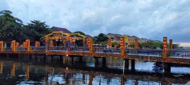Cầu An Hội luôn tấp nập du khách qua lại nay cũng vắng lặng
