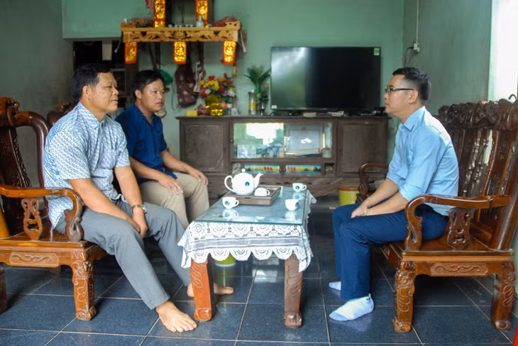 Cán bộ MTTQ xã Đông Ngũ, huyện Tiên Yên (bên phải) nắm thông tin các hoạt động khu dân cư thôn Quế Sơn của xã qua người uy tín của thôn.