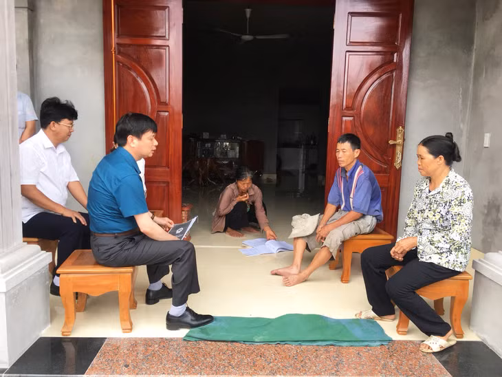 Lãnh đạo huyện Hải Hà tới nhà người dân tại xã Đường Hoa vận động, ký kết biên bản bàn giao đất.