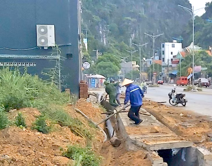 Công ty CP Nước sạch Quảng Ninh nâng cấp đường ống dẫn nước tại Khu 6, phường Hồng Hà (Hạ Long).