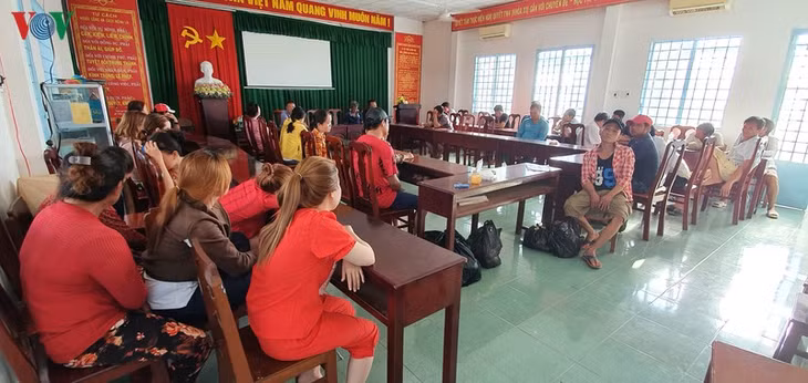 Các đối tượng đánh bạc tại cơ quan Công an.