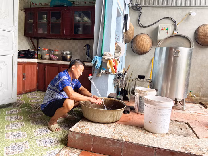 Gia đình anh Đinh Đức Hạnh, xã Hiệp Hòa (TX Quảng Yên) rất phấn khởi từ khi được sử dụng nước sạch. 