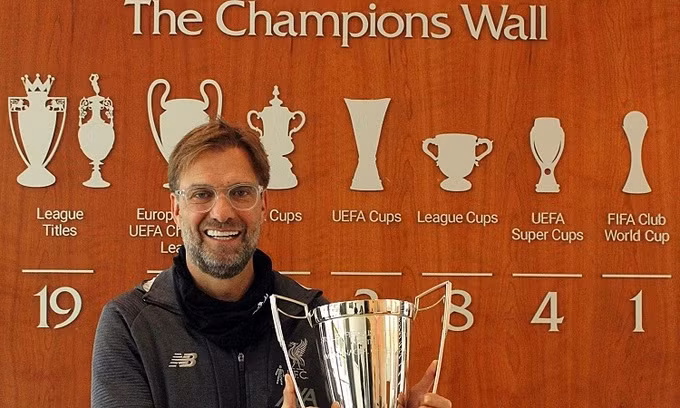 Klopp nhận Cup HLV của năm từ LMA. Ảnh: Sky Sports.