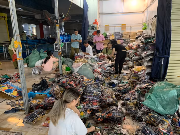 Lô hàng chủ yếu là quần áo, giày dép các loaị không rõ nguồn gốc, xuất xứ.
