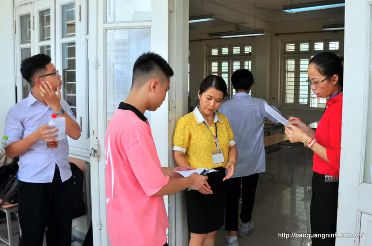 Các cán bộ làm thi thực hiện đúng, đủ quy trình, thủ tục của kỳ thi.