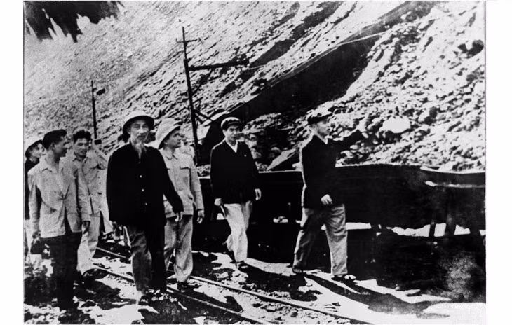  Bác Hồ về thăm Mỏ than Đèo Nai ngày 30/3/1959, một vinh dự lớn nhất của ngành Than cả nước.
