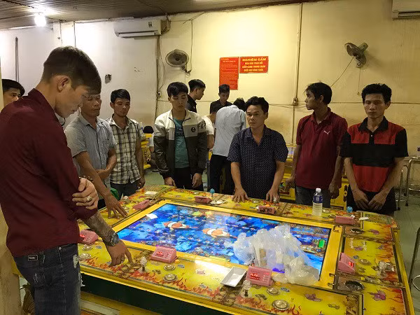 Các đối tượng tại tụ điểm đánh bạc.