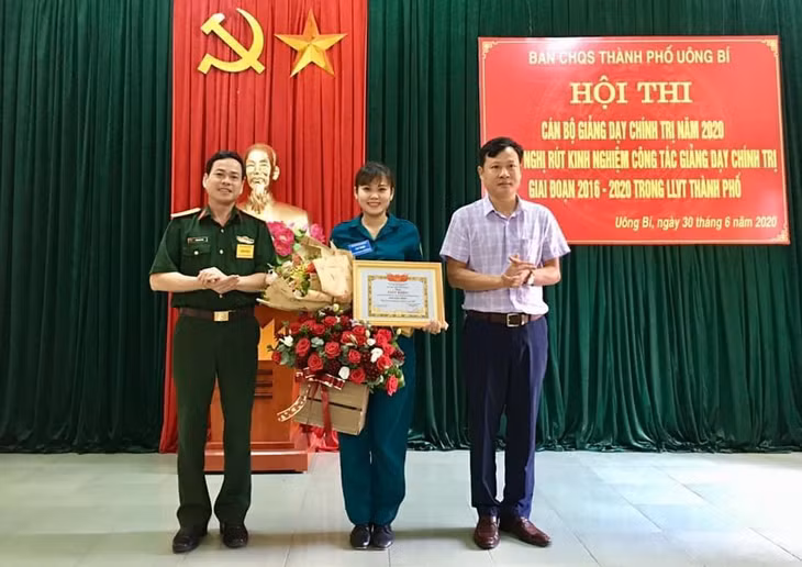 ồng chí Nguyễn Thị Hương Xuân, Chính trị viên phó Ban CHQS phường Thanh Sơn, TP Uông Bí đã đạt giải nhất trong Hội thi Cán bộ GDCT năm 2020 tại TP Uông Bí. 