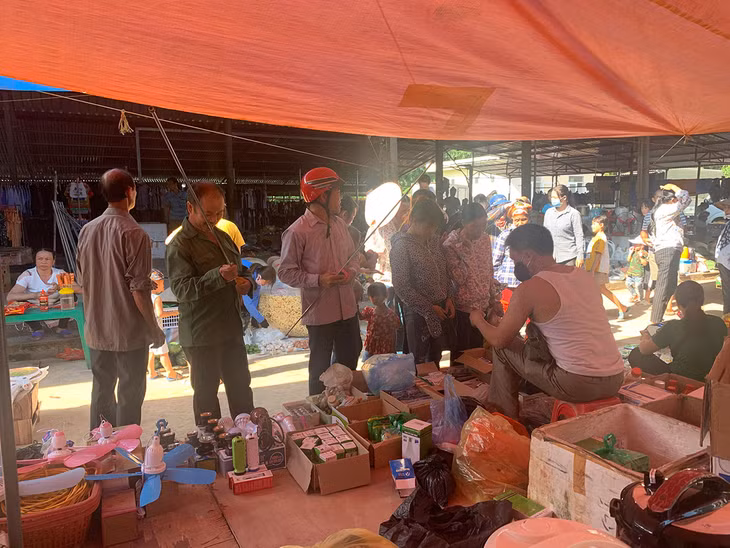 Người dân tại các tỉnh Bắc Giang, Bắc Ninh đều đến kinh doanh tại chợ trung tâm xã Lương Mông. 