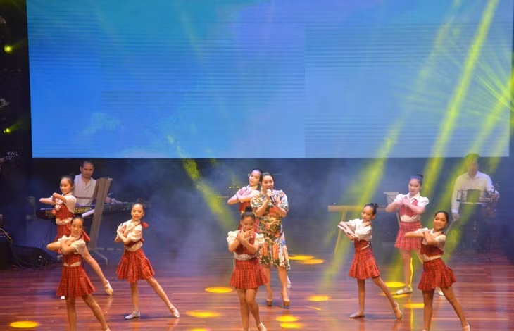 Ca sĩ Ngọc Anh thể hiện bài hát Khúc hát chim Sơn ca
