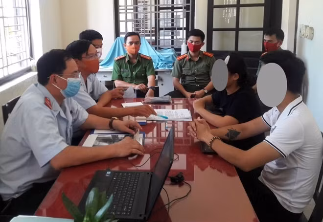 Thanh tra Sở TT&TT tỉnh Thừa Thiên Huế và các đơn vị liên quan làm việc với chủ tài khoản Facebook Vương Huyền Túi.