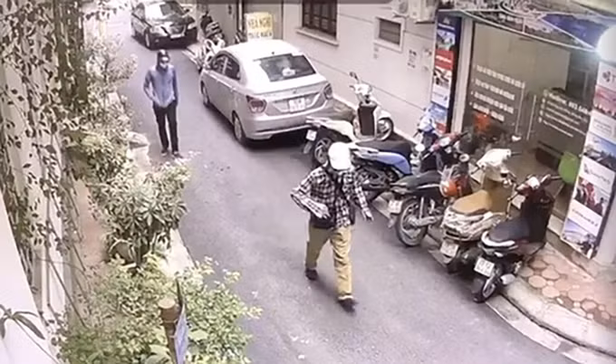 Ngọc và Mạnh khi đi bộ vào ngân hàng bị camera an ninh ghi lại. Ảnh: Công an cung cấp.