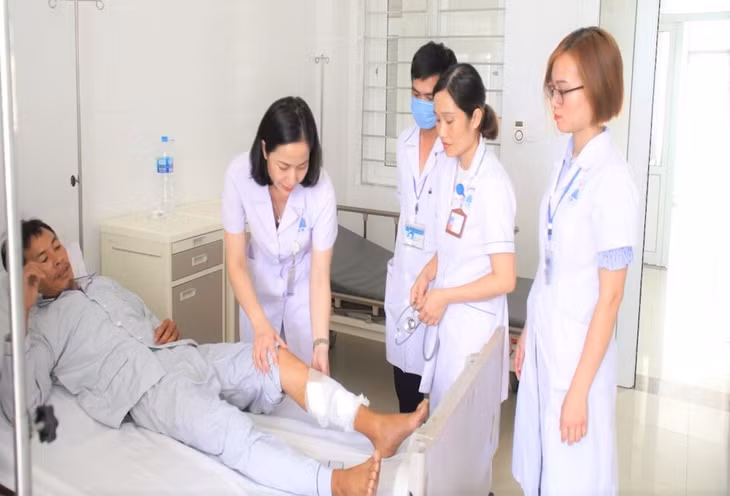 Bác sĩ Thuy thăm khám cho bệnh nhân.