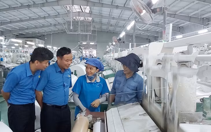 Lãnh đạo LĐLĐ tỉnh thăm và động viên nữ CNLĐ Công ty TNHH Vinanewtarp (KCN Cái Lân)