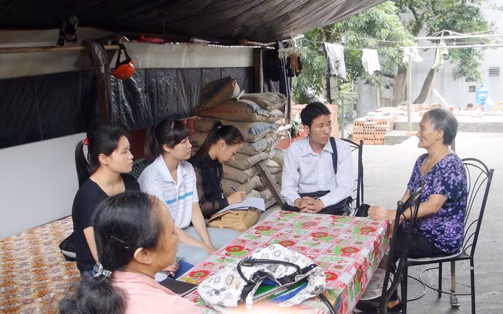 Cán bộ Trung tâm công tác xã hội thực hiện nhiệm vụ quản lý trường hợp đối tượng yếu thế trên địa bàn TP Hạ Long.
