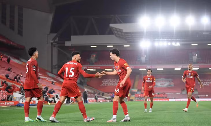 Liverpool vượt qua Chelsea trong cơn mưa bàn thắng. (Ảnh: Getty)