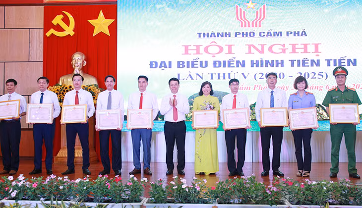 Lãnh đạo TP Cẩm Phả tặng bằng khen cho các tập thể, cá nhân có thành tích xuất sắc trong phong thi đua yêu nước giai đoạn 2015 - 2020.