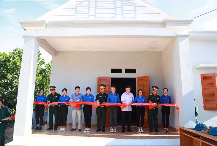 Các đại biểu cắt băng khánh thành và bàn giao “Nhà tình nghĩa”, vườn mẫu NTM.