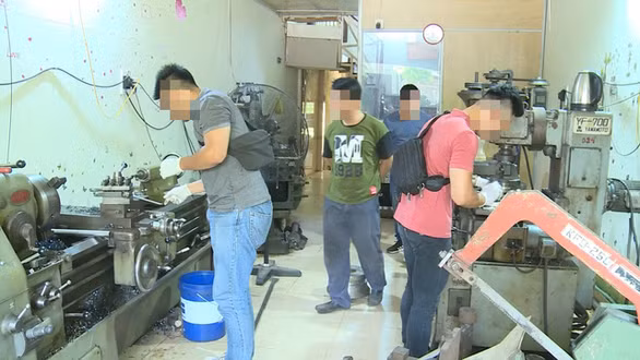 Ban chuyên án khám xét "xưởng" sản xuất súng vừa bị triệt phá - Ảnh: CA cung cấp