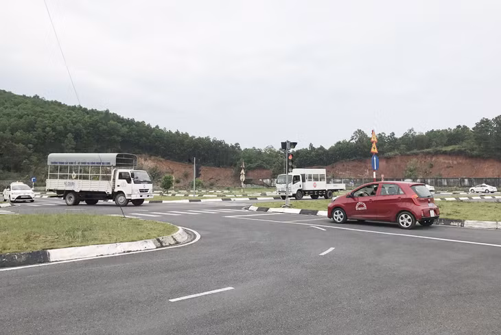 ái xe tập đi sa hình tại Trường Công nghệ Hạ Long