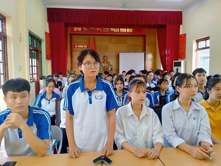 Thí sinh đặt câu hỏi tại điểm cầu Đông Hải, huyện Tiên Yên.