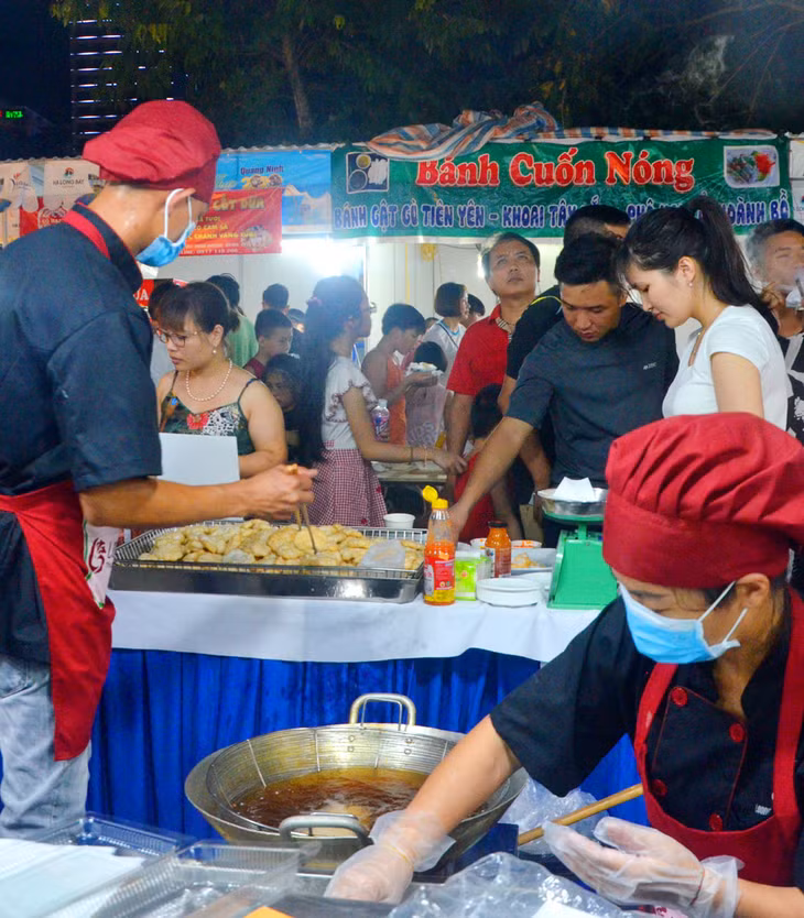 Chủ nhà Quảng Ninh đưa tới liên hoan 30 gian hàng gồm các món ăn, đặc sản vùng miền. Chả mực và nhiều món ăn được các đầu bếp biểu diễn chế biến tại chỗ.