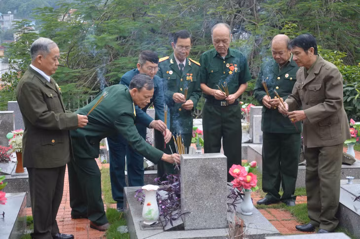 Chiến sĩ Binh đoàn Than thắp hương tại Nghĩa trang Liệt sĩ Hà Tu, tri ân đồng đội đã hy sinh (năm 2019). Ảnh: Phạm Học
