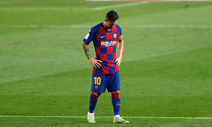 Messi và đồng đội gặp nhiều khó khăn. Ảnh: AP.