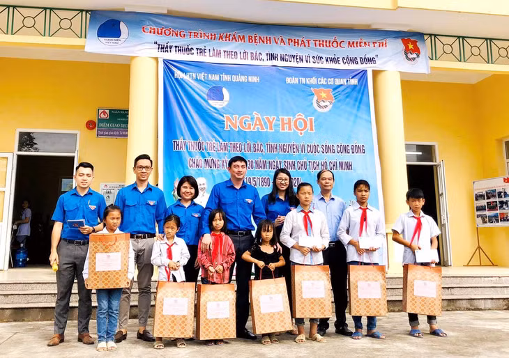 Đoàn thanh niên khối các cơ quan tỉnh trao quà đỡ đầu cho học sinh có hoàn cảnh khó khăn tại xã Quảng Đức, huyện Hải Hà