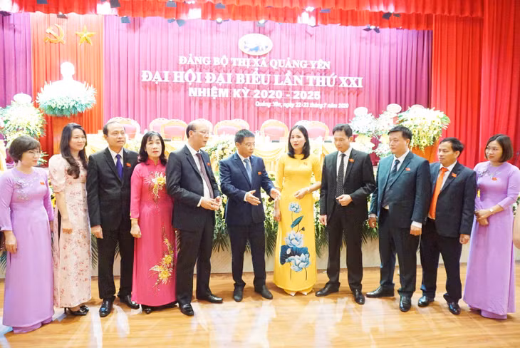 Đồng chí Nguyễn Văn Thắng, Phó Bí thư Tỉnh ủy, Chủ tịch UBND tỉnh cùng các đồng chí lãnh đạo tỉnh trao đổi với các đại biểu về dự đại hội.