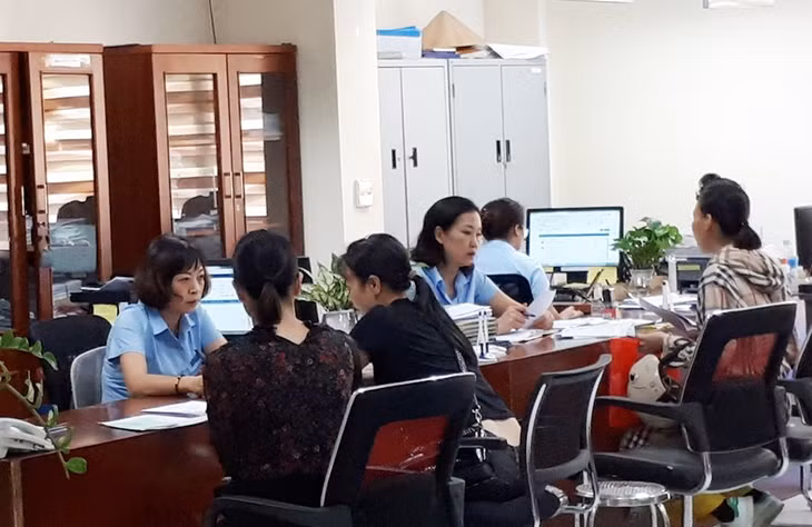 Cán bộ BHXH tỉnh hướng dẫn, giải quyết cho người tham gia về chính sách BHXH, BHYT tại Trung tâm hành chính công TP Hạ Long.