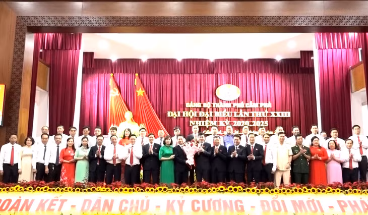 Lãnh đạo tỉnh tặng hoa chúc mừng Ban Chấp hành Đảng bộ thành phố khóa XXIII.