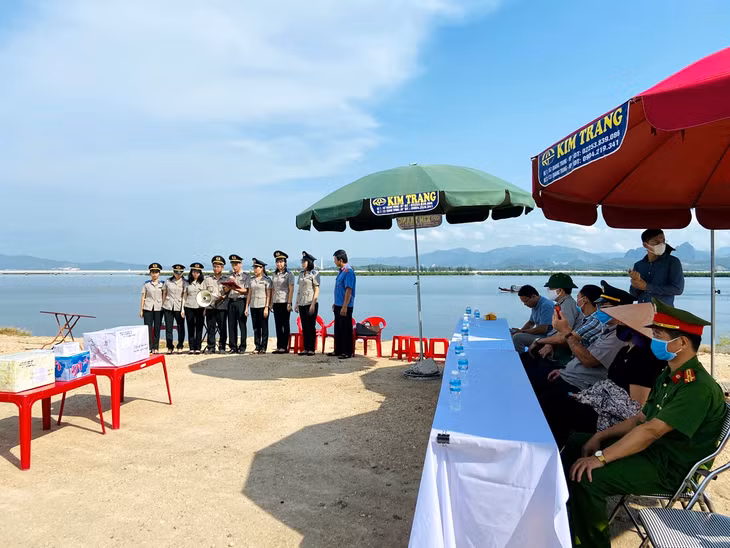 Hội đồng tiêu hủy vật chứng, tài sản đọc quyết định tiêu hủy.