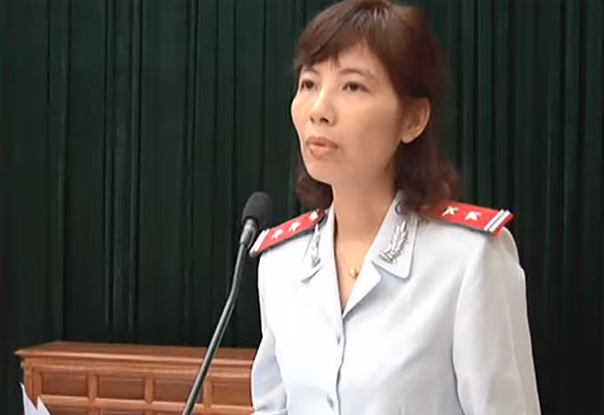 Bà Kim Anh công bố quyết định thanh tra tại huyện Vĩnh Tường. Ảnh: UBND huyện Vĩnh Tường.
