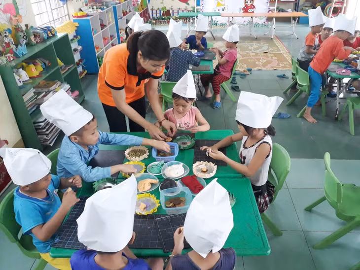 Cô và trò Trường Mầm non Đại Dực, huyện Tiên Yên.