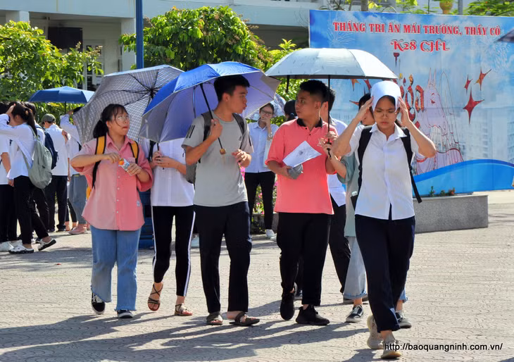 Các thí sinh trao đổi lại bài làm của mình sau giờ thi.