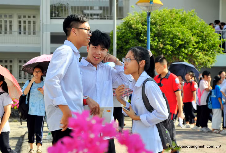 Các thí sinh trò chuyện, trao đổi về bài thi của mình sau giờ thi với tâm trạng khá thoải mái, vui vẻ.
